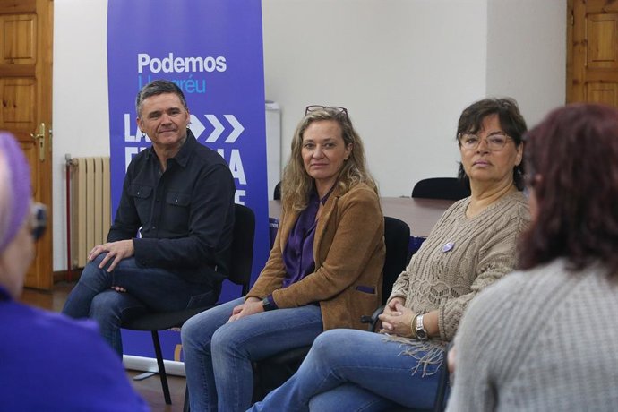 La delegada del Gobierno contra la Violencia de Género, Vicky Rosell, y Rafael Palacios, mantienen un encuentro en la Casa de la Buelga (Ciañu) con varios colectivos de mujeres (trabajadoras del SAD, pensionistas y del colectivo feminista Fuerza de Muyer
