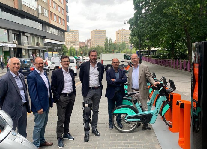 El candidato del PSOE a la Alcaldía de Valladolid, Óscar Puente, junto con compañeros de la lista electoral, en la estación de Biki en la plaza de Poniente.