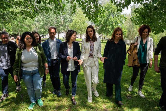 La copresidenta del Partido Verde Europeo, Melanie Vogel; la candidata de Más Madrid a la Alcaldía, Rita Maestre, y la candidata de Más Madrid a la presidencia de la Comunidad de Madrid, Mónica García (2d), dan un paseo por Madrid Río