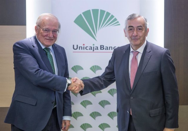 El presidente de Unicaja Banco, Manuel Azuaga, y el director general de Funcas, Carlos Ocaña, firman la quinta edición del 'Programa Funcas Educa'.