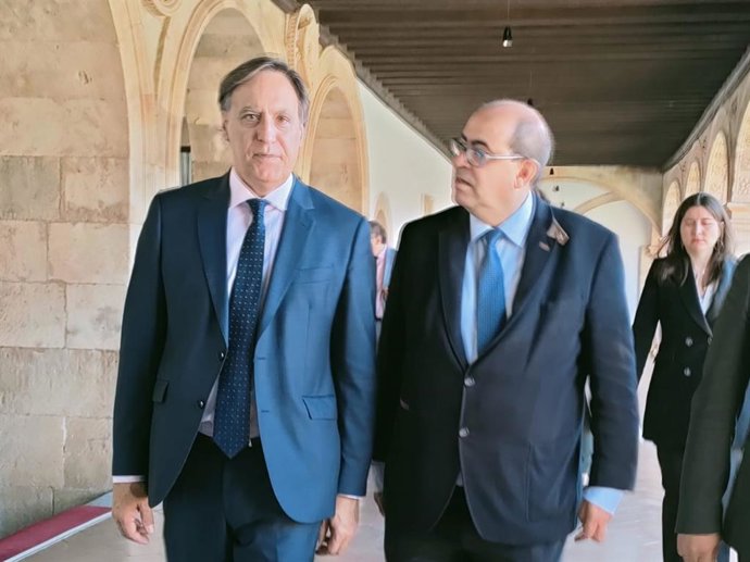 El alcalde de Salamanca, Carlos García Carbayo (i), junto al concejal Fernando Rodríguez (d).