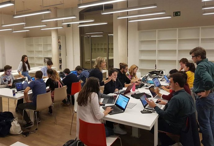 Imagen de archivo del proyecto 'Novatos' en el que estudiantes de Periodismo cubren la noche electoral