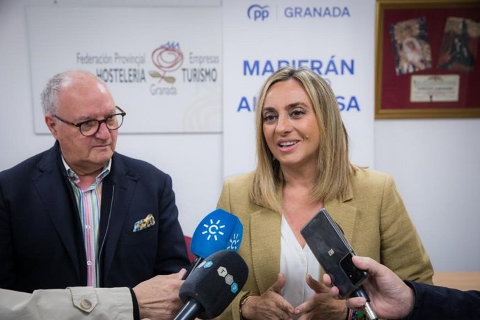 Marifrán Carazo atiende a los medios en presencia de Gregorio García