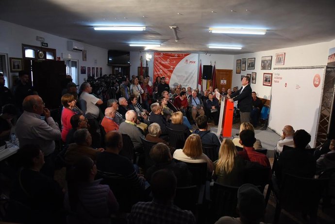 El candidato del PSOE a la Presidencia de C-LM, Emiliano García-Page, en Villafranca de los Caballeros.