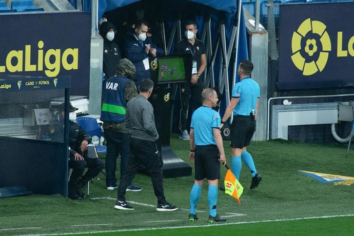 Archivo - Revision of VAR for Del Cerro Grande, referee, during LaLiga, football match played between Cadiz Club Futbol and Sociedad Deportiva Eibar at Ramon de Carranza Stadium on March 6, 2021 in Cadiz, Spain.