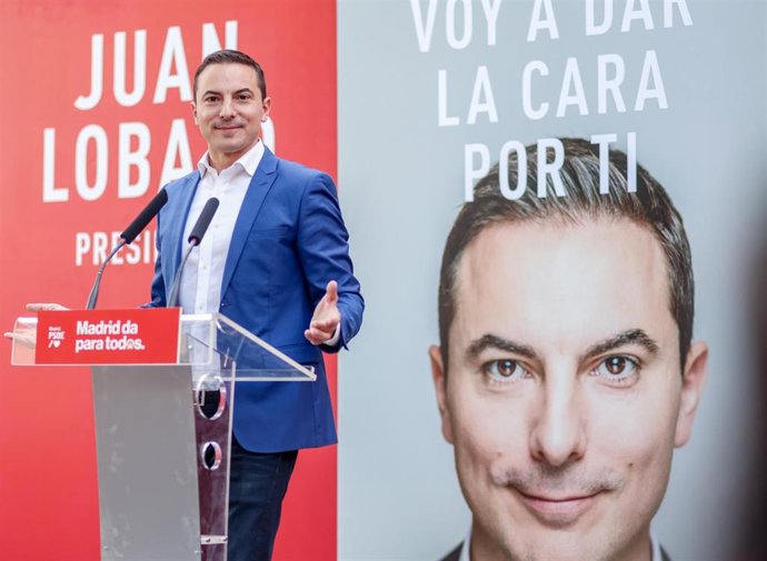 El candidato del PSOE a la Presidencia de la Comunidad de Madrid, Juan Lobato, interviene durante un acto de campaña del PSOE, en la Plaza de España, a 17 de mayo de 2023, en Leganés, Madrid (España). El acto se ha celebrado de cara a las próximas elecc
