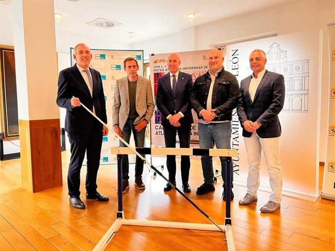 De izquierda a derecha, el concejal de Deportes, Vicente Canuria; el representante de la Federación Española de Atletismo, Antonio Sánchez; el alcalde de León, José Antonio Diez; el representante de la Fundación Manuel Martínez, Manuel Martínez; y el vi