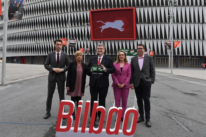 El alcalde de Bilbao y candidato del PNV a la reelección, Juan Mari Aburto, con su equipo en el exterior de San Mamés.