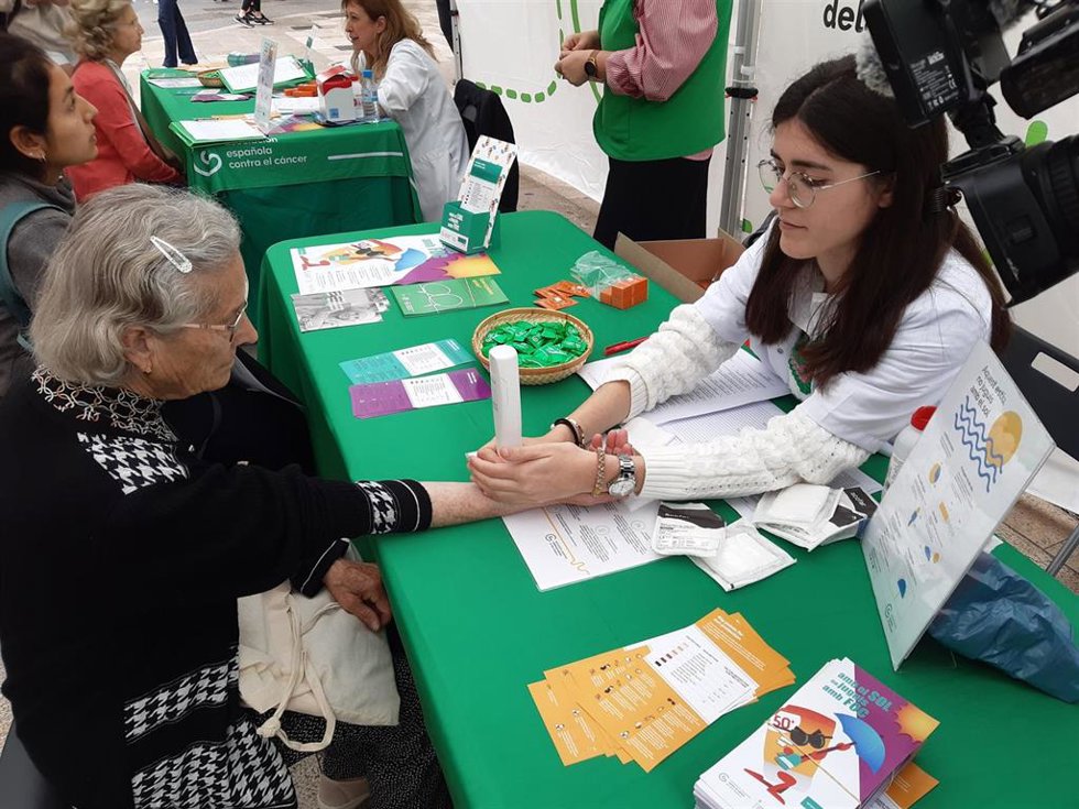 La Asociación Española Contra el Cáncer y el Colegio Oficial de Farmacéuticos de Mallorca en la campaña para el Día Mundial del Melanoma.