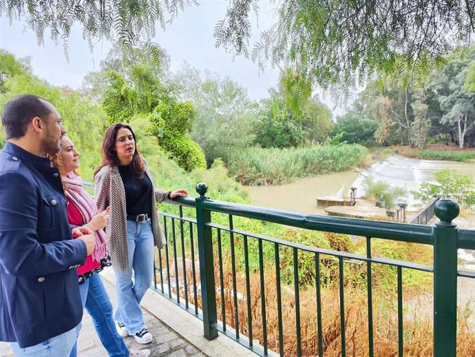 Inmaculada Nieto (centro), entre Sebastián Cuevas y Ana Ramos en Palma del Río.