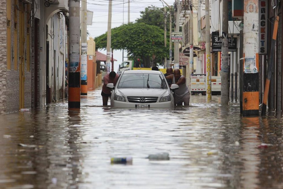 Archivo - Libertad, en Perú, una calle inundada por las lluvias del ciclón Yaku