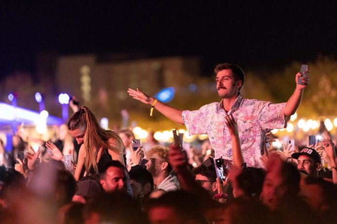 El público atiende el concierto del cantante Quevedo durante su actuación en la sexta edición del Mallorca Live Festival, en el Antiguo Aquapark de Calvi, a 19 de mayo de 2023, en Mallorca, Baleares (España). 