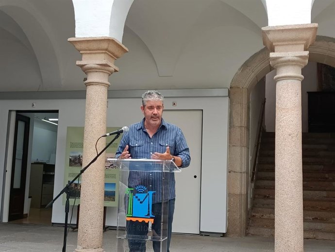 El director del Consorcio de la Ciudad Monumental de Mérida, Félix Palma, explica la actividad 'Teatro, ¡Cuéntame tu Historia!' este martes en la sede del consorcio