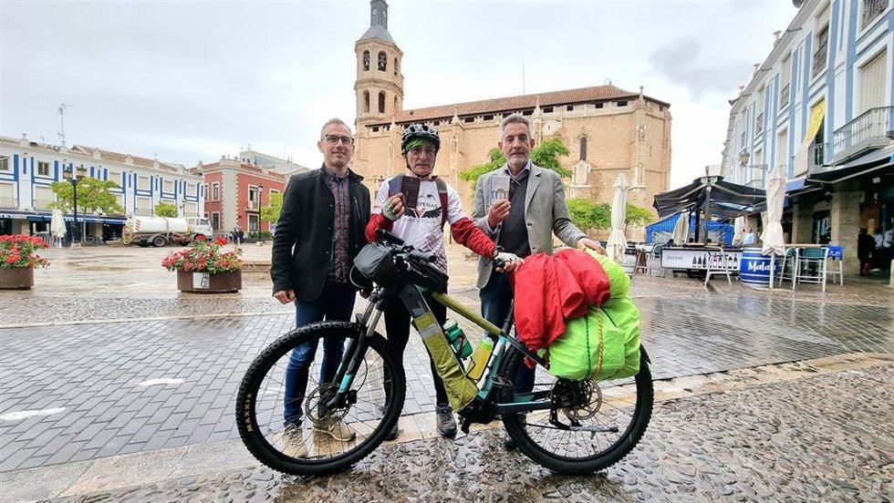 Jesús Martín recibe en su llegada al veterano deportista Manuel Novés.