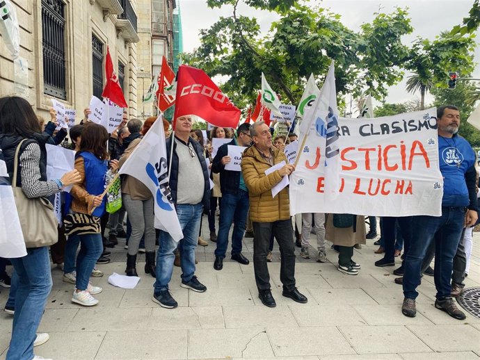 Concentración del personal de Justicia ante la Delgación de Hacienda.