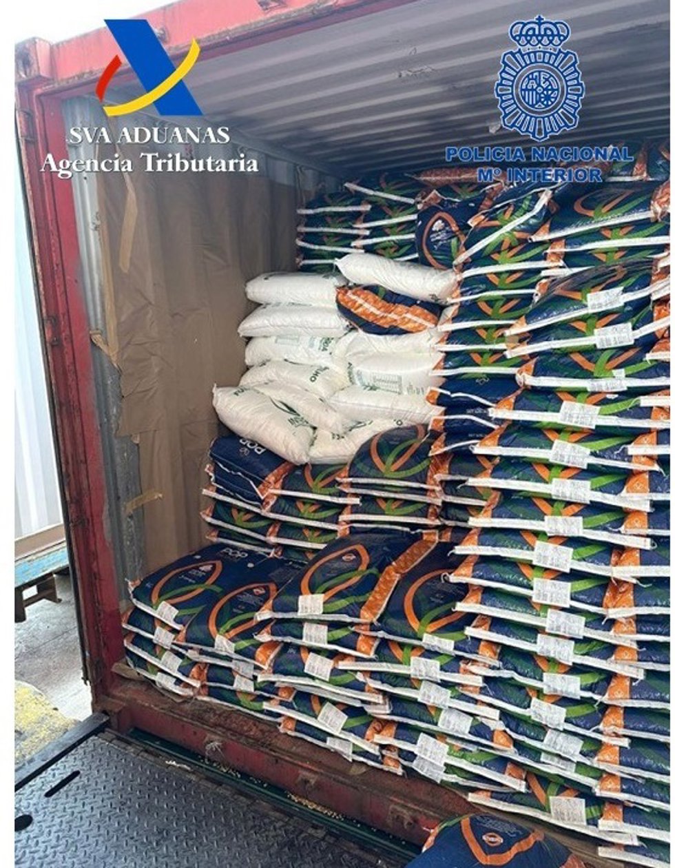 Nota De Prensa + Fotos "Incautados 322 Kilogramos De Cocaína Ocultos Entre Sacos De Palomitas De Maíz En Un Contenedor Del Puerto De Algeciras"