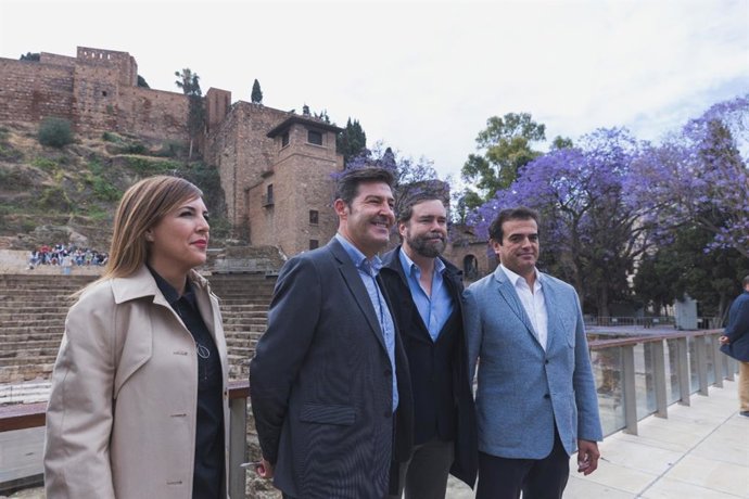 Espinosa de los Monteros, junto al candidato de Vox a la Alcaldía de Málaga capital, Antonio Alcázar; la diputada por Málaga, Patricia Rueda, y el presidente provincial, Antonio Sevilla.