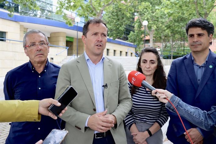 El candidato a la Alcaldía de Toledo y presidente provincial del Partido Popular, Carlos Velázquez, ha mantenido con autónomos y empresarios en el Centro de Negocios Regus.
