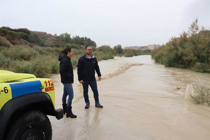 El alcalde de Lorca, Diego José Mateos, y la concejala de Emergencias, Isabel Casalduero, visitan una zona afectada por las fuertes precipitaciones