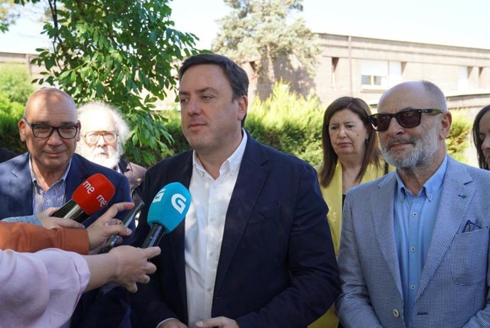 El secretario xeral del PSdeG, Valentín González Formoso, atiende a los medios de comunicación junto al candidato socialista a la Alcaldía de Ourense, Francisco Rodríguez.