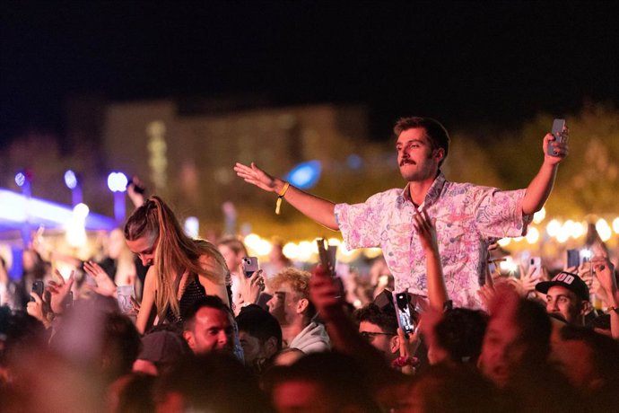 El público atiende el concierto del cantante Quevedo durante su actuación en la sexta edición del Mallorca Live Festival, en el Antiguo Aquapark de Calvi, a 19 de mayo de 2023, en Mallorca, Baleares (España). El artista canario cuenta con el récord de 