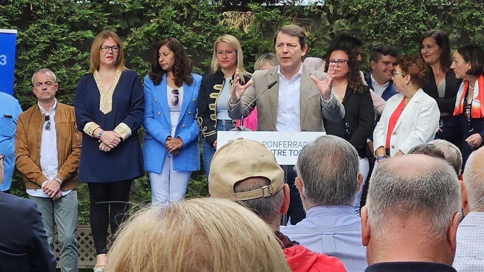 El presidente de la Junta y del Partido Popular de Castilla y León, Alfonso Fernández Mañueco, durante su intervención en el acto de campaña en Ponferrada (León).