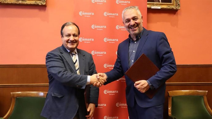 El director de Cámara Zaragoza, José Miguel Sánchez, y el director del Área Corporativa de EADA, Víctor Moliner, firman un convenio de colaboración.