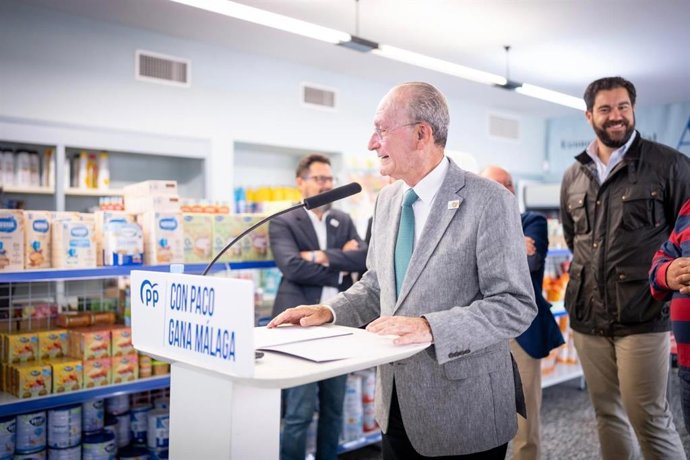El alcalde y candidato del PP de Málaga a la reelección, Francisco de la Torre, en rueda de prensa