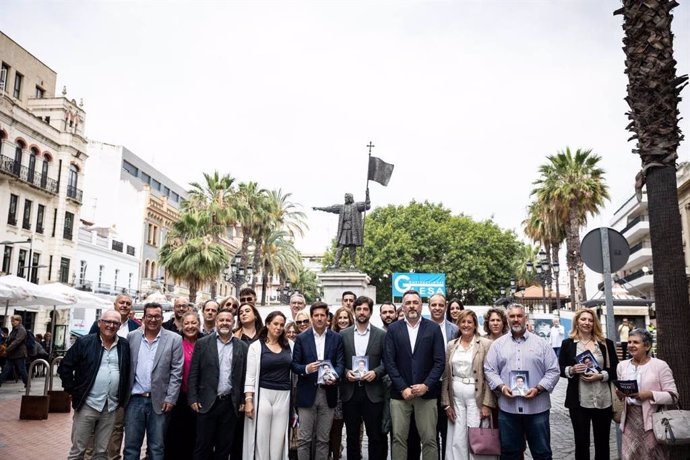 El secretario general de Ciudadanos (CS), Adrián Vázquez, muestra su apoyo a la candidatura de su formación en Huelva capital.