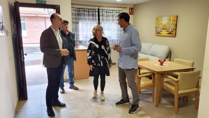 Broto, en su visita a una de las viviendas tuteladas de la residencia municipal de Benabarre.