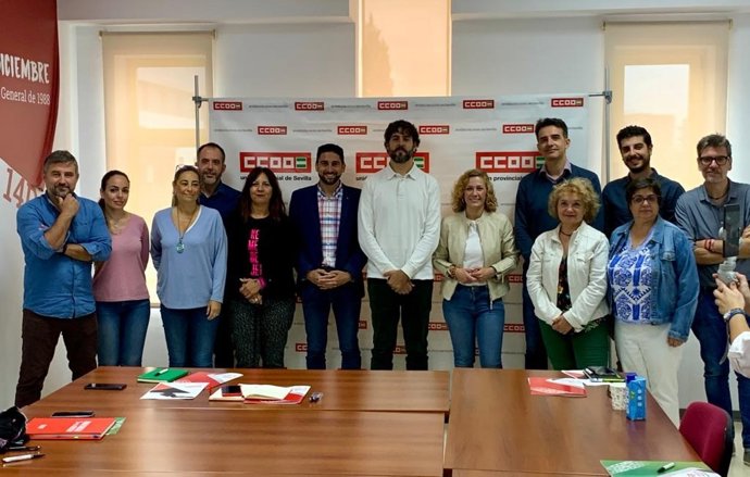 El secretario general de CCOO de Sevilla, Carlos Aristu, se reúne junto a otros dirigentes sindicales, con la candidata a la Alcaldía por la confluencia de Podemos-IU, Susana Hornillo, y su número dos, Ismael Sánchez.