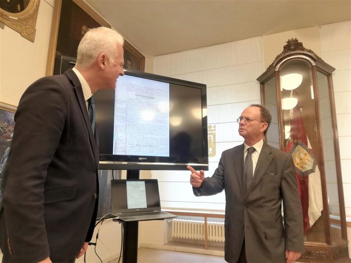 Pablo Hermoso de Mendoza y Pablo Montesinos-Espartero, ante la reproducción de los documentos