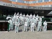 Médicos especialistas protestan con sus EPIs en el 12 de Octubre ante el "olvido" de los 'héroes' de la pandemia