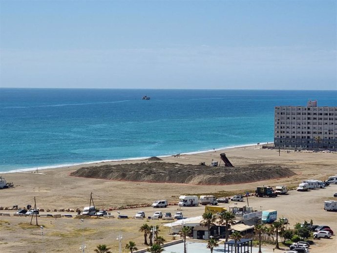 La promotora inmobiliara Metrovacesa ha donado en los últimos cinco años más de 160.000 toneladas de arena de forma gratuita a las autoridades portuarias y a Costas para la regeneración de las playas del litoral malagueño