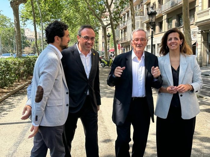 El candidato de Junts a la alcaldía de Barcelona, Xavier Trias, con el exconseller Josep Rull y los miembros de su candidatura Dami Calvet y Francina Vila
