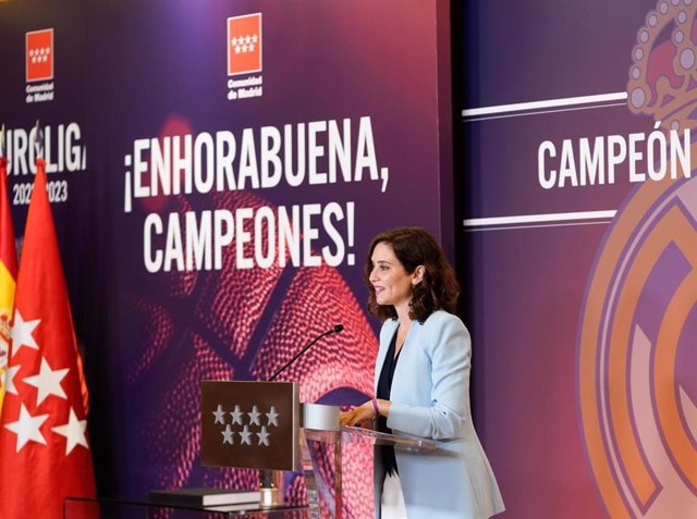 El presidente del Real Madrid, Florentino Pérez, y la presidenta de la Comunidad de Madrid y candidata del PP a la reelección el próximo 28M, Isabel Díaz Ayuso, sujetan el trofeo de la Euroliga