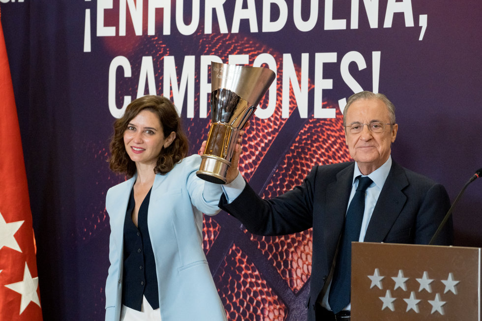 El presidente del Real Madrid, Florentino Pérez, y la presidenta de la Comunidad de Madrid y candidata del PP a la reelección el próximo 28M, Isabel Díaz Ayuso, sujetan el trofeo de la Euroliga