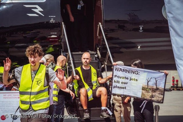 Activistas climáticos reclaman la prohibición de la aviación privada en la feria Europea Business Aviation Convention and Exhibition que se ha inaugurado este martes en Ginebra (Suiza).