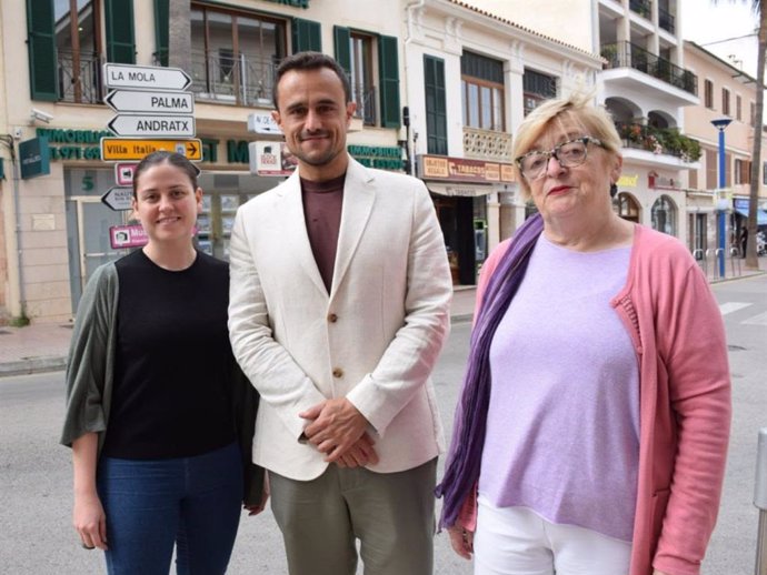 De izquierda a derecha, los candidatos de Unidas Podemos al Consell de Mallorca, Aurora Ribot e Iván Sevillano, con la candidata municipal de Andratx, Ana Maria Porcel.