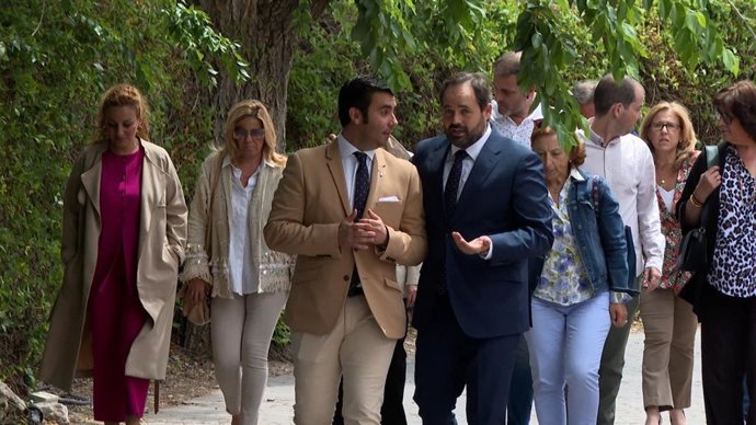 El candidato del PP a la Presidencia de Castilla-La Mancha, Paco Núñez, y el candidato a la Alcaldía de Torrijos, Andrés Martín