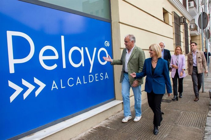 González Pons con Pelayo en la calle en Jerez.