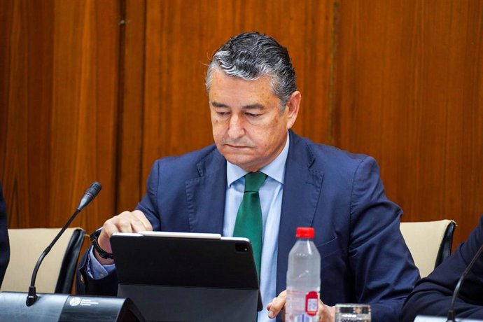 El consejero Presidencia, Interior, Diálogo Social y Simplificación Administrativa, Antonio Sanz,  durante el transcurso de la comisión a 23 de mayo de 2023 en Sevilla, (Andalucía, España). El consejero de Presidencia, Interior, Diálogo Social y Simplif