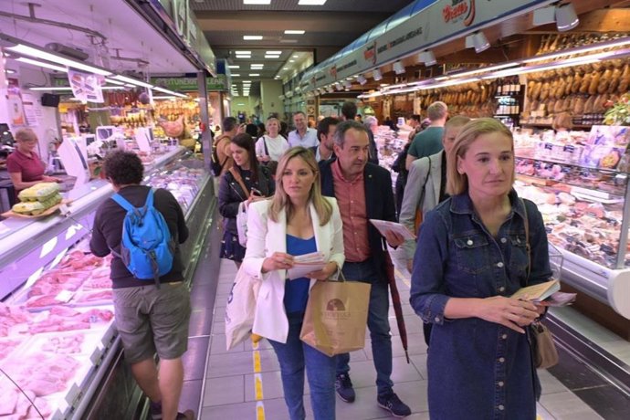 La portavoz de CS y candidata a la presidencia del Govern, Patricia Guasp, acompañada del candidato de CS al Consell de Mallorca, Alejandro Valdivia, y la candidata de CS a la alcaldía de Palma, Eva Pomar, visitado el Mercado del Olivar