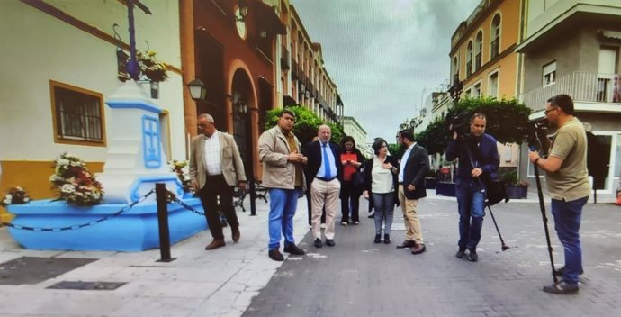 Villalobos con el alcalde de La Algaba visitando el municipio