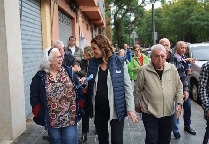 La portavoz del PP en el Ayuntamiento de Valncia y candidata de esta formación a la Alcaldía, María José Catalá, durante su visita al barrio de San Isidro.