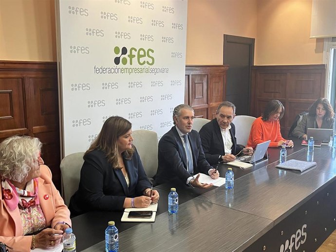 El presidente de FES, Andrés Ortega, con la alcaldesa, Clara Martín y el director general de Migraciones, Santiago Yerga.