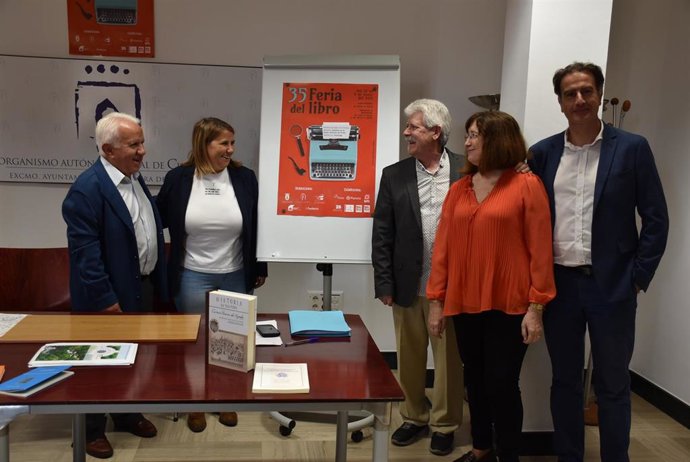 La alcaldesa de Talavera, Tita García Élez, ha asistido a la presentación de la 35 Feria del Libro de Talavera