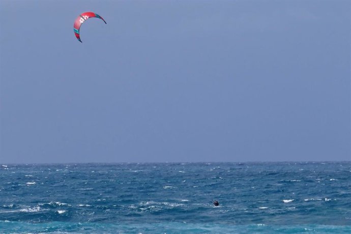 Archivo -  Imagen de archivo de kitesurf 