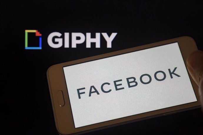 Archivo - 15 May 2020, Paraguay, Asuncion: Tthe Logo of Facebook is seen displayed on a smartphone backdropped by the Giphy logo on a screen. Social media giant Facebook said that it has bought Giphy, a popular search engine for GIFs. Photo: Andre M. Ch