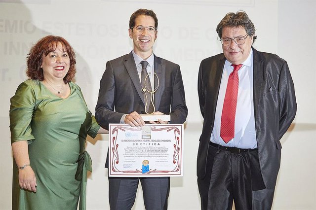El Doctor Macía recibe el premio del presidente de AEITI.